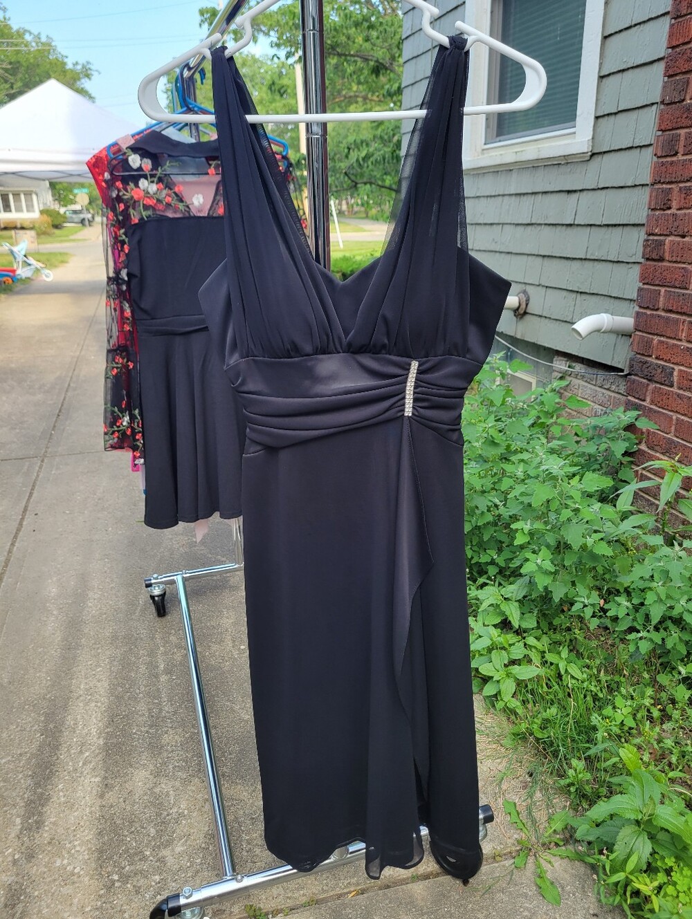 Elegant Black V-Neck Evening Dress with Rhinestone Waist